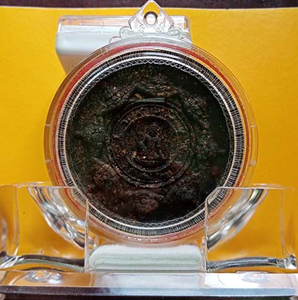 หลวงปู่ทวด หลังจตุคามรามเทพ ปี 2549 รุ่นปาฏิหาริย์ วัดห้วยมงคล เนื้อผงตะเคียน เลี่ยมพร้อมฐานตั้งหน้า