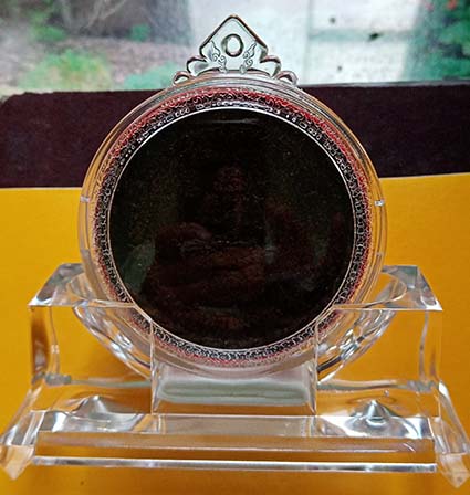 หลวงปู่ทวด หลังจตุคามรามเทพ ปี 2549 รุ่นปาฏิหาริย์ วัดห้วยมงคล เนื้อผงตะเคียน เลี่ยมพร้อมฐานตั้งหน้า