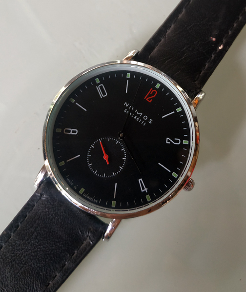 นาฬิกา NOMOS GLASHUTTE หน้าปัดดำ แยกเข็มวิแดง man size สายหนัง เลข12แดง ขอบล่างอักษรmade in GERMANY