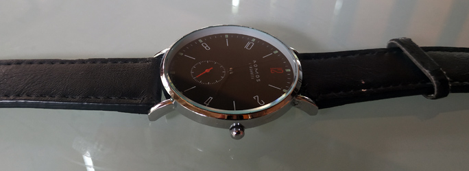 นาฬิกา NOMOS GLASHUTTE หน้าปัดดำ แยกเข็มวิแดง man size สายหนัง เลข12แดง ขอบล่างอักษรmade in GERMANY