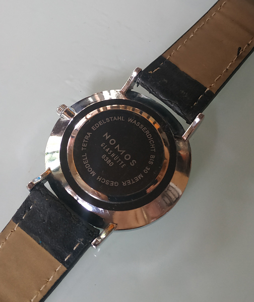 นาฬิกา NOMOS GLASHUTTE หน้าปัดดำ แยกเข็มวิแดง man size สายหนัง เลข12แดง ขอบล่างอักษรmade in GERMANY