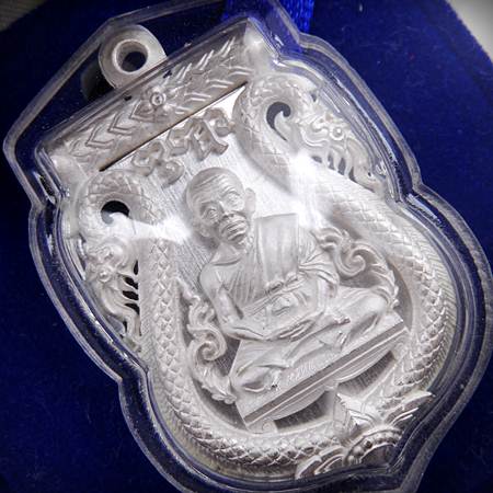 เสมาฉลุเลื่อนสมณศักดิ์ หลวงพ่อคูณ รุ่นพุทธคูณสยามเนื้อเงินเลี่ยมกันน้ำพร้อมกล่องเดิม