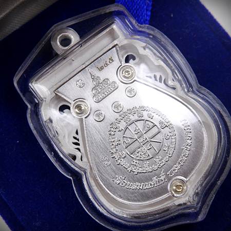 เสมาฉลุเลื่อนสมณศักดิ์ หลวงพ่อคูณ รุ่นพุทธคูณสยามเนื้อเงินเลี่ยมกันน้ำพร้อมกล่องเดิม