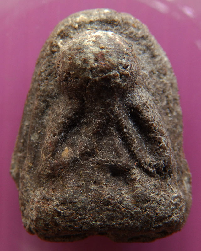 ปิดตารุ่นแรกท้องอุ เนื้อผงว่านผสมน้ำนมควาย หลวงพ่อเขียว วัดหรงบล จ.นครศรีธรรมราช พ.ศ. 2510 (B1)