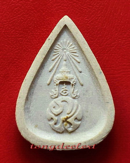 พระแก้วมรกต พิมพ์ทรงเครื่องฤดูหนาว เนื้อผง หลัง ภปร. ปี 2530 พระดีพิธีใหญ่ค่ะ