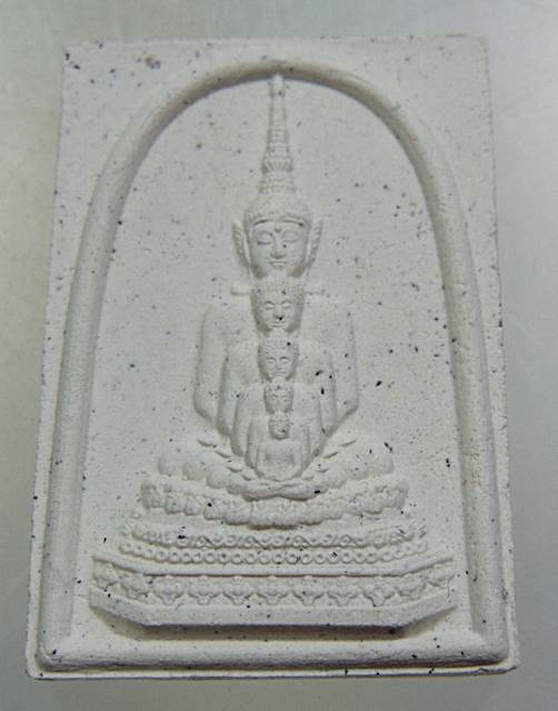 พระพุทธเจ้าห้าพระองค์ วัดพระธาตุผาซ่อนแก้ว เนื้อผง
