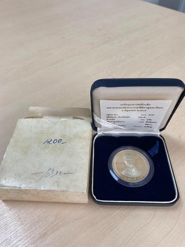 เหรียญฉลองสิริราชสมบัติครบ50ปี กาญจนาภิเษก ร.9 เนื้อเงินขัดเงา ราคาหน้าเหรียญ600บาท