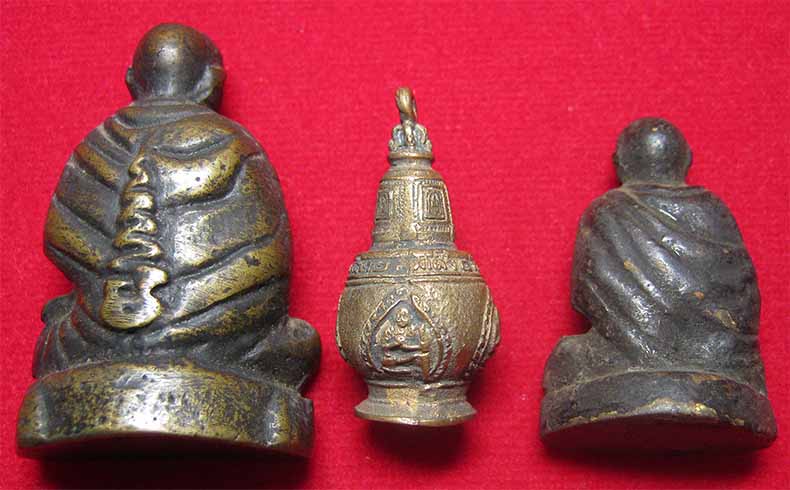 ชุด 3 องค์ ราคาสุดพิเศษ รูปหล่อโบราณสมเด็จโตปี 95 จำนวน 2 องค์+บาตรน้ำมนต์หล่อโบราณปี 22 อีก 1 องค์*