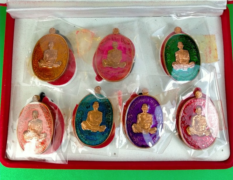 เหรียญมหาลาภ หลวงพ่อคูณ ปริสุทฺโธ วัดบ้านไร่ ปี 2557 ชุดของขวัญ 7 สี 7 วัน กล่องเดิม