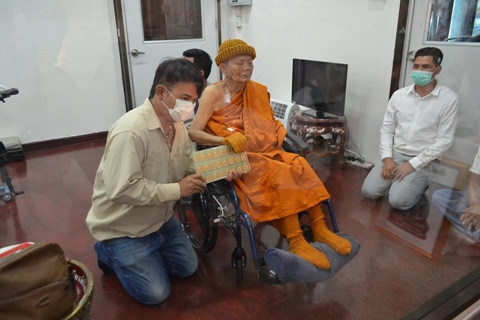 เหรียญหลวงพ่อคูณ ปริสุทโธ รุ่นเศรษฐีมั่งมีศรีสุข เนื้อเงินผิวกระจก เลข๗๐