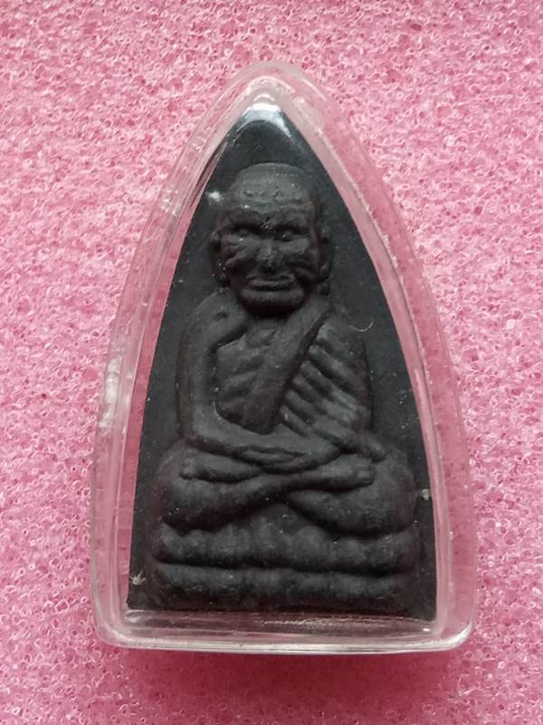 หลวงปู่ทวด พิมพ์เตารีด เนื้อผงดำ รุ่นเฉลิมพระเกียรติร.9 ปี2540 ด้านหลังตรา ภปร มีตะกรุดใต้ฐาน