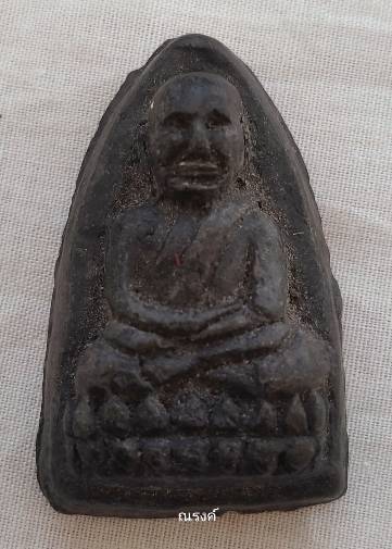 หลวงปู่ทวด พิมพ์นำฤกษ์เนื้อผงคลุกรัก หลังฝังผงเม็ดบางขุนพรหม เม็ดแตง หลวงพ่อทอง วัดสำเภาเชย