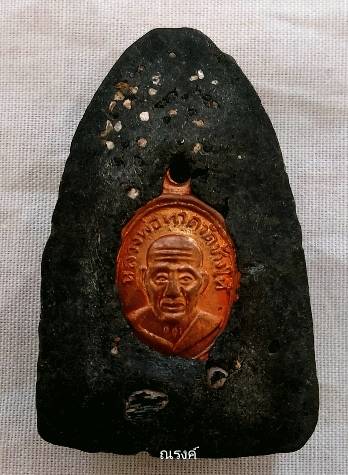 หลวงปู่ทวด พิมพ์นำฤกษ์เนื้อผงคลุกรัก หลังฝังผงเม็ดบางขุนพรหม เม็ดแตง หลวงพ่อทอง วัดสำเภาเชย