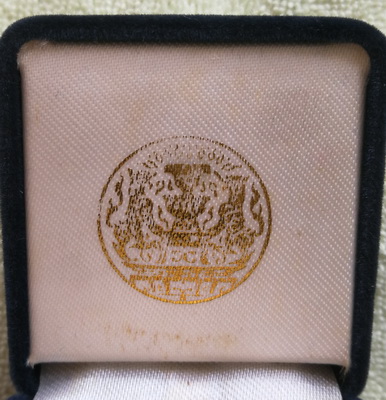 เข็มกลัดสมเด็จย่า ที่ระลึกงานพระราชทานเพลิงศพสมเด็จพระศรีนครินทราบรมราชชนนี สัญลักษณ์พระนามย่อ ส.ว.