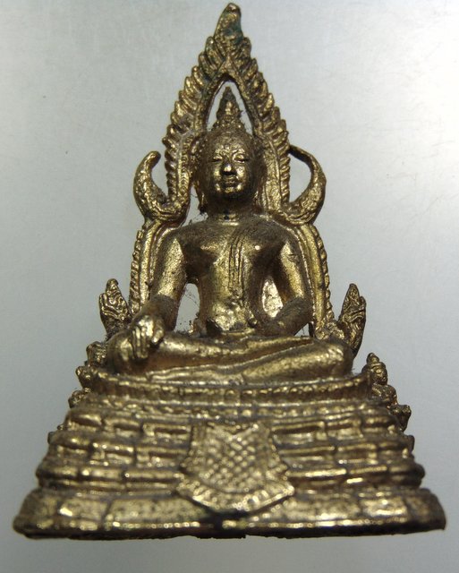 ๒๐ รูปหล่อพระพุทธชินราช กะไหล่ทอง ตั้งหน้ารถ