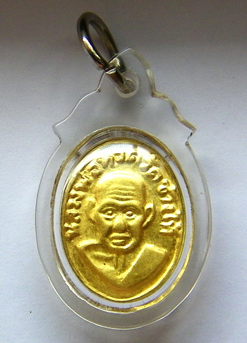 เม็ดแตงทองคำ หลวงปู่ทวด หลังแบบ หูขีด นิยม ร้านทองสร้าง (เนื้อทองคำแท้) สภาพสวย เลี่ยมพร้อมบูชาครับ