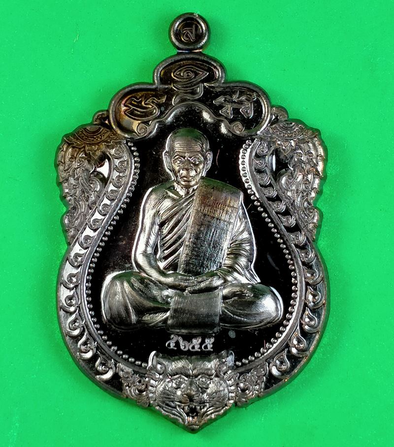 เหรียญเสมาหัวเสือ "รุ่นรวยมหาเศรษฐี" หลวงพ่อสิน เนื้อทองแดงรมดำ พร้อมกล่องเดิม