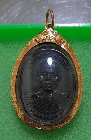 เหรียญหลวงพ่อคูณปี 17 บล็อคสายฝน เลี่ยมทองคำ สภาพสวย ผิวรุ้ง พร้อมบัตรพระแท้