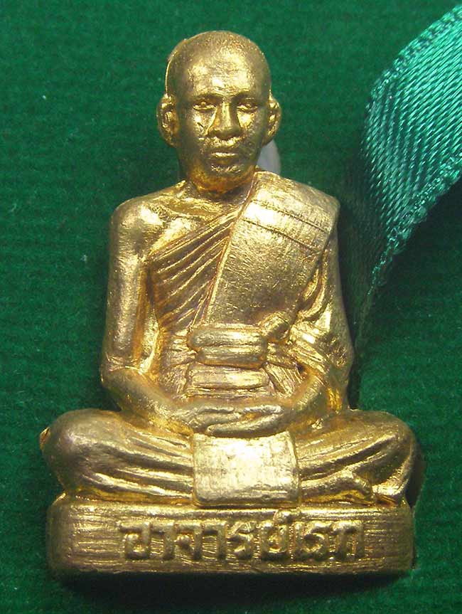 รูปเหมือนปั๊มรุ่นแรกอุดกริ่ง เนื้อฝาบาตรกะหลั่ยทอง พระอาจารย์ดิเรก วัดหนองทราย สุพรรณบุรี 