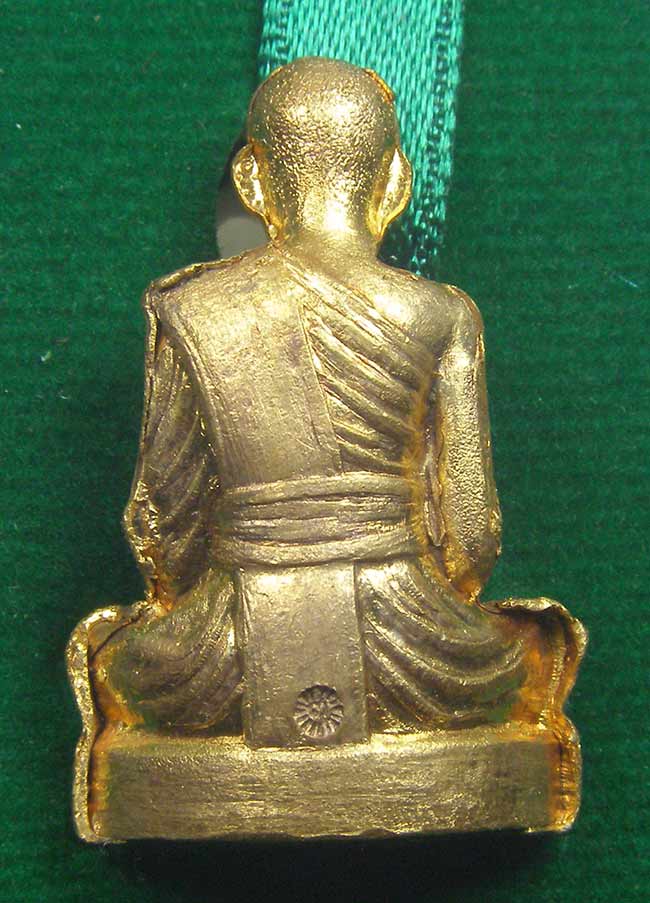 รูปเหมือนปั๊มรุ่นแรกอุดกริ่ง เนื้อฝาบาตรกะหลั่ยทอง พระอาจารย์ดิเรก วัดหนองทราย สุพรรณบุรี 