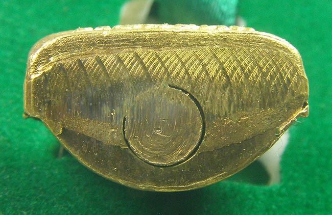 รูปเหมือนปั๊มรุ่นแรกอุดกริ่ง เนื้อฝาบาตรกะหลั่ยทอง พระอาจารย์ดิเรก วัดหนองทราย สุพรรณบุรี 