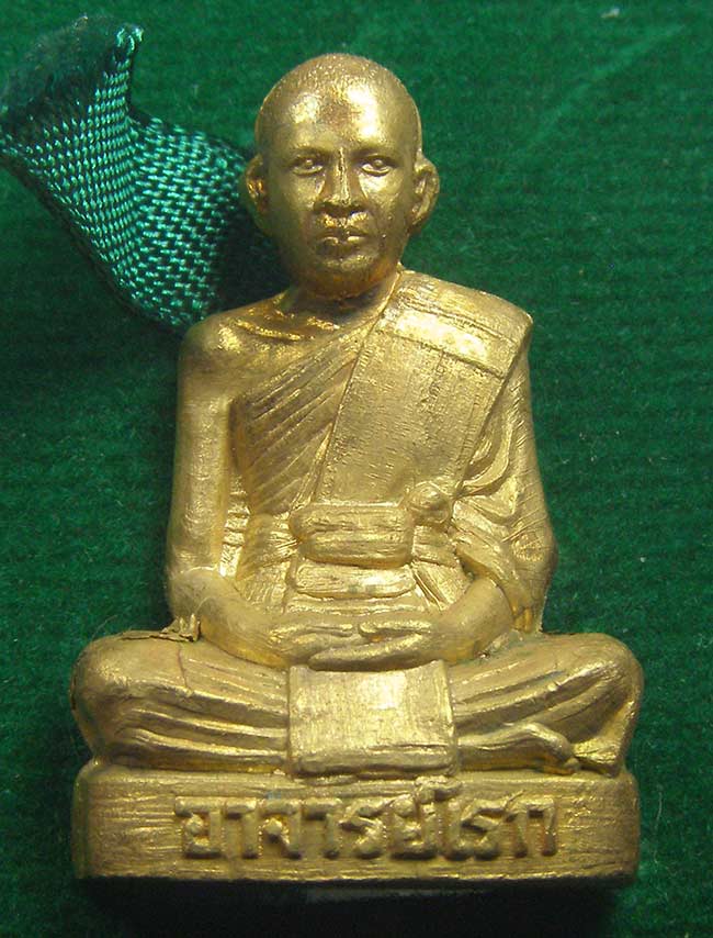 รูปเหมือนปั๊มรุ่นแรกอุดกริ่ง เนื้อฝาบาตรกะหลั่ยทอง พระอาจารย์ดิเรก วัดหนองทราย สุพรรณบุรี  2