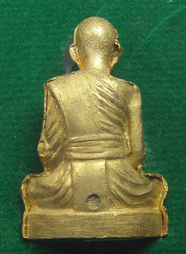 รูปเหมือนปั๊มรุ่นแรกอุดกริ่ง เนื้อฝาบาตรกะหลั่ยทอง พระอาจารย์ดิเรก วัดหนองทราย สุพรรณบุรี  2