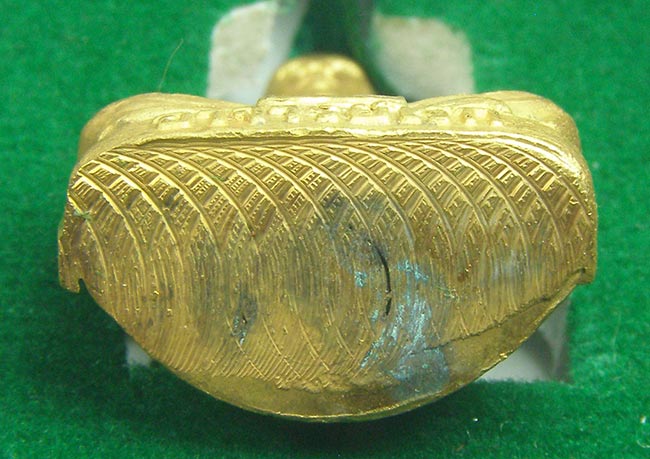 รูปเหมือนปั๊มรุ่นแรกอุดกริ่ง เนื้อฝาบาตรกะหลั่ยทอง พระอาจารย์ดิเรก วัดหนองทราย สุพรรณบุรี  2