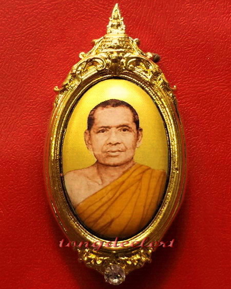 ล็อกเก็ตหลวงพ่อฤาษีลิงดำ วัดท่าซุง กะไหล่ทองประดับเพชร สวยมากค่ะ