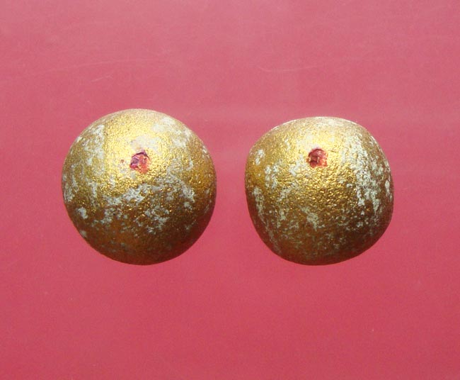 ลูกอมเมตตามหานิยม (ผสมผงพรายกุมาร เนื้อว่านดอกทอง) โค๊ตนะ ปี 2554 ปลุกเสกโดยหลวงพ่อสาครวัดหนองกรับ 