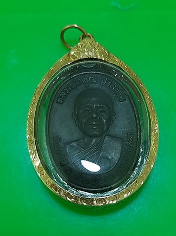 	เหรียญหลวงพ่อคูณ ปี2517 บล็อคนิยม 5แตก จำนวนสร้างน้อย หายาก เลี่ยมทองคำ พร้อมบัตรพระแท้