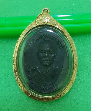 	เหรียญหลวงพ่อคูณ ปี2517 บล็อคนิยม 5แตก จำนวนสร้างน้อย หายาก เลี่ยมทองคำ พร้อมบัตรพระแท้