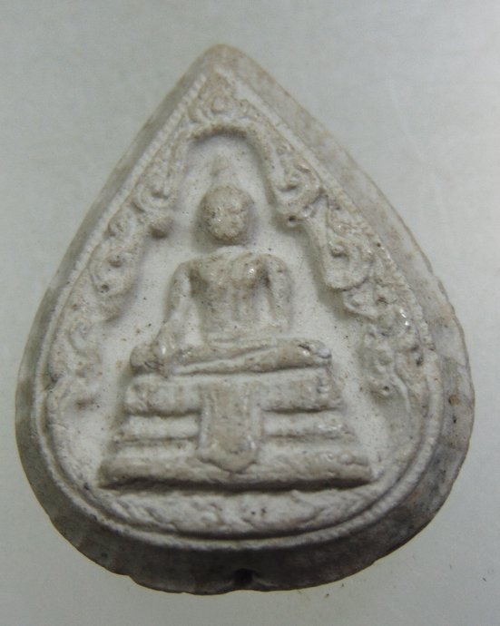 ๒๐ หลวงพ่อวัดไร่ขิง ผสมมวลสารแผ่นทองปิดองค์หลวงพ่อ