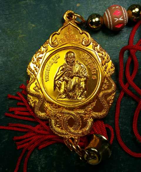 พู่แขวนหน้ารถ เนื้ออลูมิเนียม สีทอง ปี37 สภาพสวยๆ ราคาเคาะแรก เบาๆ น่าเก็บครับ 