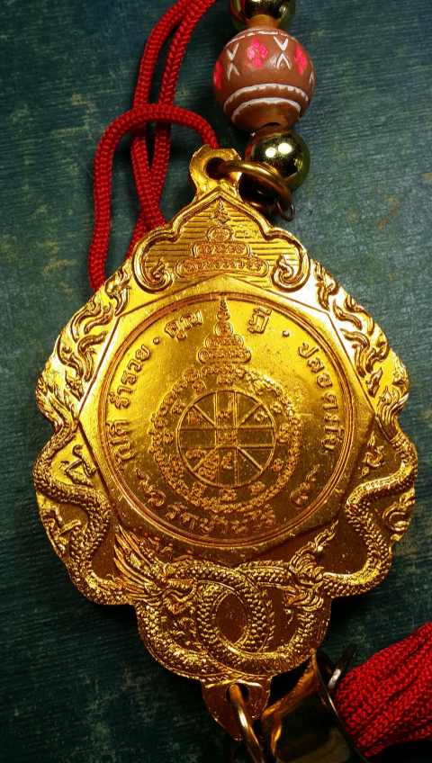 พู่แขวนหน้ารถ เนื้ออลูมิเนียม สีทอง ปี37 สภาพสวยๆ ราคาเคาะแรก เบาๆ น่าเก็บครับ 