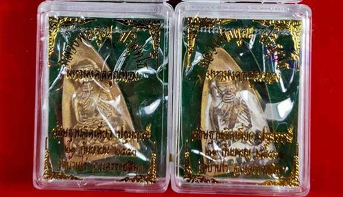 หลวงพ่อคูณ ปริสุทฺโธ รุ่นมหามงคลคูณทอง ๘๘ เหรียญหล่อหลวงปู่ทวดหลังเตารีด(แยกชุดกรรมการ)