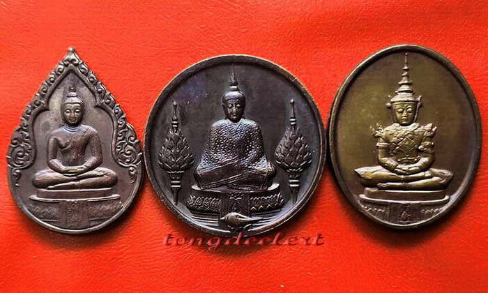 เหรียญพระแก้วมรกต ภปร.ฉลองกรุงรัตนโกสินทร์ 200 ปี พ.ศ. 2525 ครบชุด 3 ฤดูค่ะ