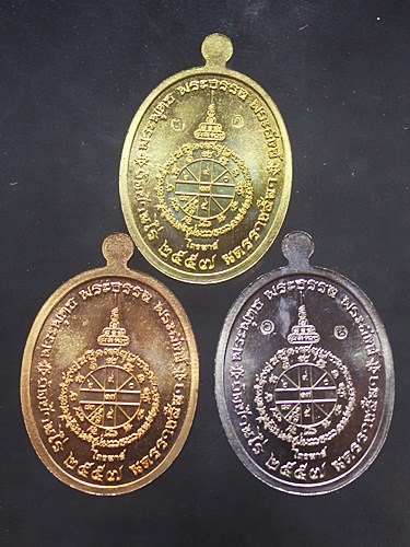 เหรียญรูปไข่ครึ่งองค์ ชุดกรรมการเล็ก รวม 3 เหรียญพร้อมกล่องกำมะหยี่สวยหรู 1.เนื้ออัลปาก้า หน้ากากนวะ