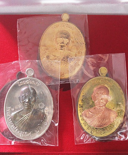 เหรียญรูปไข่ครึ่งองค์ ชุดกรรมการเล็ก รวม 3 เหรียญพร้อมกล่องกำมะหยี่สวยหรู 1.เนื้ออัลปาก้า หน้ากากนวะ