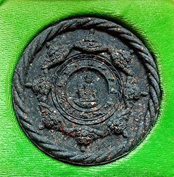 หลวงปู่ทวด หลังจตุคามรามเทพ ปี 2549 รุ่นปาฏิหาริย์ วัดห้วยมงคล เนื้อผงตะเคียน  