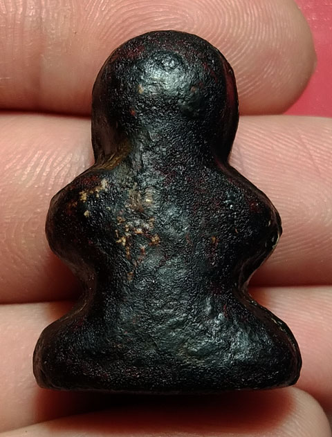 พระปิดตา  เนื้อผงจุ่มรัก พิมพ์ชลูด หลวงพ่อทองสุข วัดสะพานสูง ยุคกลาง