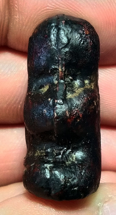 พระปิดตา  เนื้อผงจุ่มรัก พิมพ์ชลูด หลวงพ่อทองสุข วัดสะพานสูง ยุคกลาง