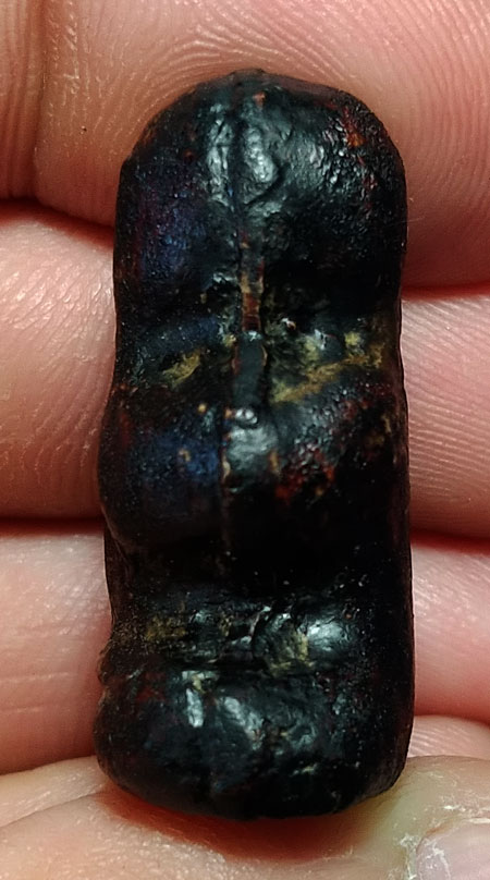 พระปิดตา  เนื้อผงจุ่มรัก พิมพ์ชลูด หลวงพ่อทองสุข วัดสะพานสูง ยุคกลาง