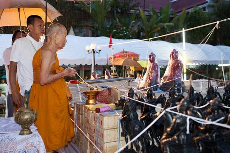 ตะกรุดมหาปราบ อมิตรพ่าย พิธีหล่อพระเจ้าตากมหาราช 19 ต.ค.2557 หลวงปู่บัวร่วมเสก
