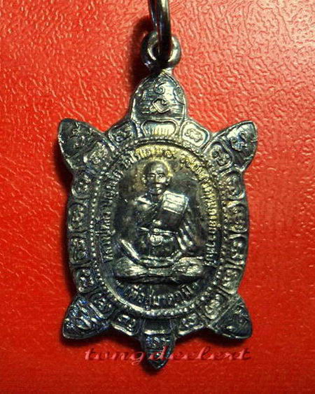 เหรียญพญาเต่าเรือน หลวงปู่หลิว รุ่นเพื่อมาตุภูมิ กะไหล่เงิน สวยมากค่ะ