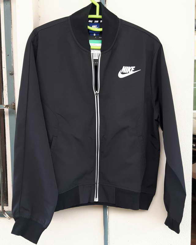 เสื้อคลุม Nike ไซด์ XL สำหรับสุภาพสตรี สภาพใหม่ 100 เปอร์เซ็นต์
