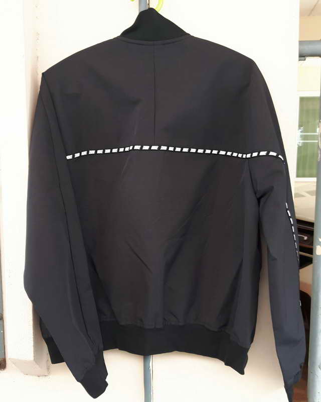 เสื้อคลุม Nike ไซด์ XL สำหรับสุภาพสตรี สภาพใหม่ 100 เปอร์เซ็นต์