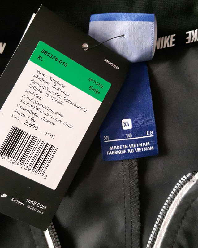 เสื้อคลุม Nike ไซด์ XL สำหรับสุภาพสตรี สภาพใหม่ 100 เปอร์เซ็นต์