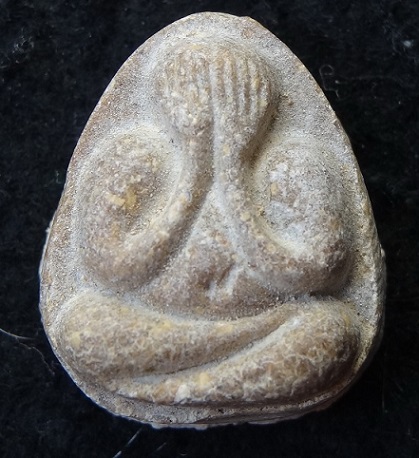 พระปิดตามหาเสน่ห์ หลังยันต์พุทโธ วัดลาดปลาเค้า เนื้อเกสร น้ำตาลอ่อน ละมุน