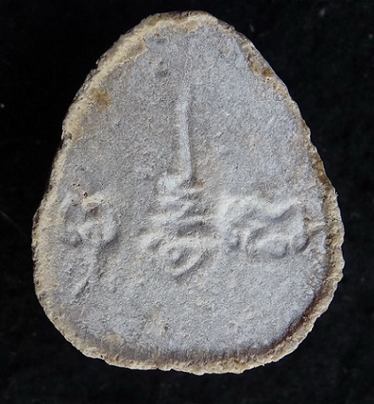 พระปิดตามหาเสน่ห์ หลังยันต์พุทโธ วัดลาดปลาเค้า เนื้อเกสร น้ำตาลอ่อน ละมุน